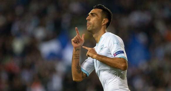  特鲁瓦锋霸头顶脚踢完成帽子戏法  