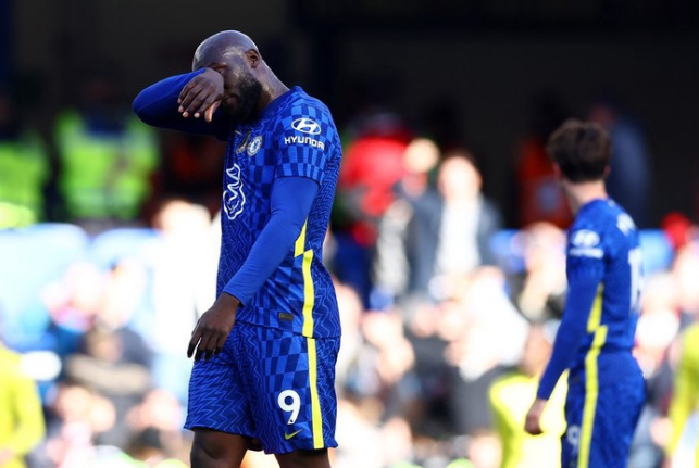  切尔西惨败阿森纳，雅克松吐饼遭网暴  